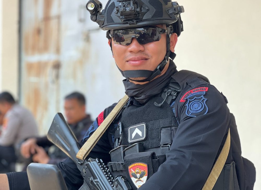 Portrait of an armed policeman of Indonesian mobile brigade Corps.
Photo: RIVALDI JOVANKA/Pexels