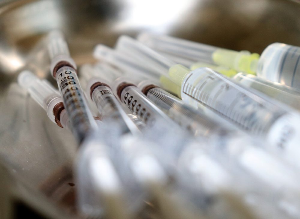 Syringes used for a multitude of vaccines.
Photo:  Desiré 🙏 Dazzy 🎹🎶 K-e-k-u-l-é/Pixabay